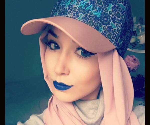 الفاشينيستا نبيلة بحمرة شفاه زرقاء