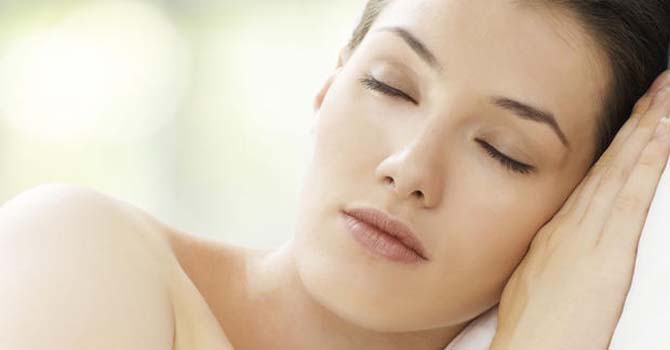 4 فوائد جمالية يقدمها النوم لبشرتك