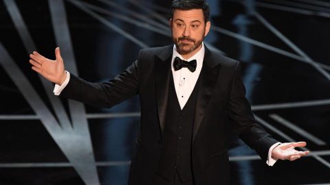 بالفيديو: جيمي كيميل يُرسل تغريدة لدونالد ترامب من حفل الأوسكار