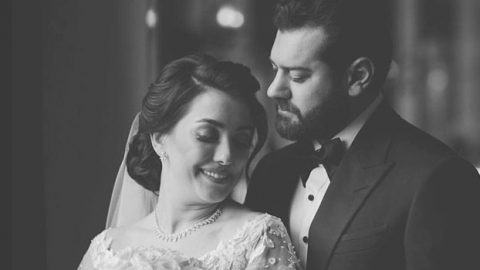 بالفيديو: قبلة عمرو يوسف وكنده علوش في حفل الزفاف تُشعل مواقع التواصل الاجتماعي