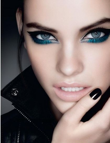 أي لاينر مجنح مع اخضر وفضي وأحمر شفاه نيود 2016