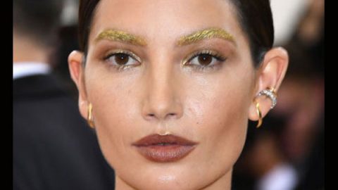 lily aldridge بصيحة الحواجب الذهبية وأحمر شفاه بني في حفل met gala 2016