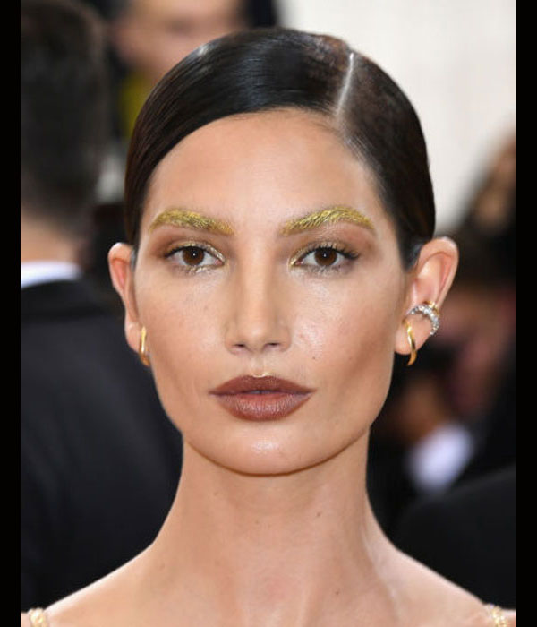 lily aldridge بصيحة الحواجب الذهبية وأحمر شفاه بني في حفل met gala 2016