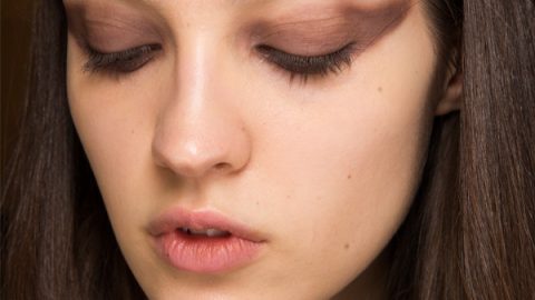 حواجب شقراء مع اي لاينر جرافيك وشفاه طبيعية من جيفنشي خريف 2016