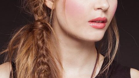 تسريحة شعر إنسيابية مع جديلة جانبية ربيع 2015
