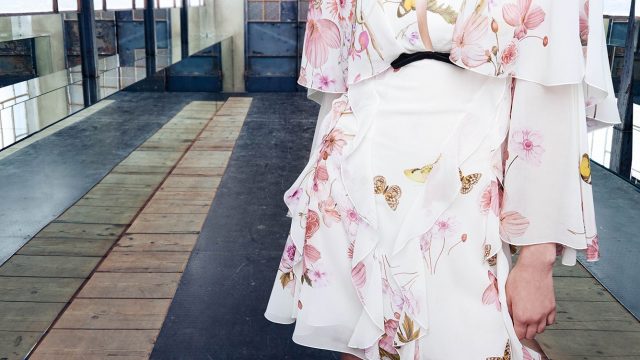 فستان أبيض بطباعات الزهور من Giambattista Valli كروز 2017