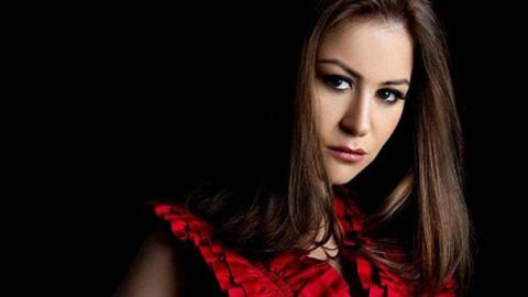 منه شلبي بإطلالة تناسب الربيع