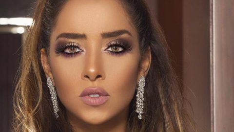 بلقيس فتحي بمكياج عيون دخاني داكن مع أحمر شفاه أرجواني فاتح