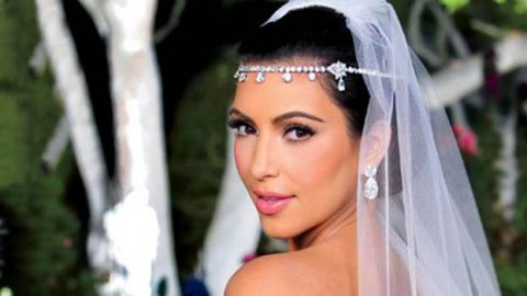 كيم كاردشيان تودع العزوبية على أنوار برج إيفل