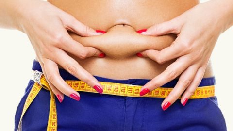 3 طرق فعالة للتخلص من ثنايا البطن