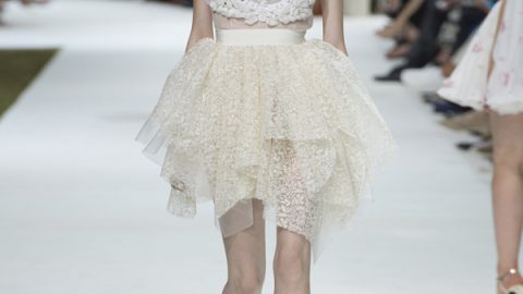 فستان عاجي قصير من Giambattista Valli خريف وشتاء 2016 2017