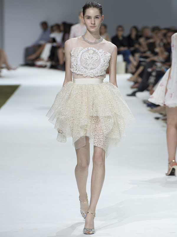 فستان عاجي قصير من Giambattista Valli خريف وشتاء 2016 2017