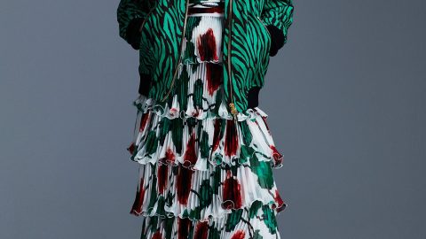 فستان أبيض طويل مطبوع من Emanuel Ungaro ريزورت 2017