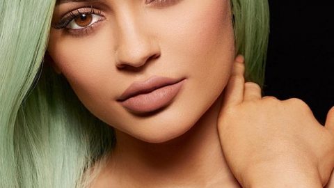 كايلي جينر بأحمر شفاه وردي شاحب من مجموعتها Lip Kit