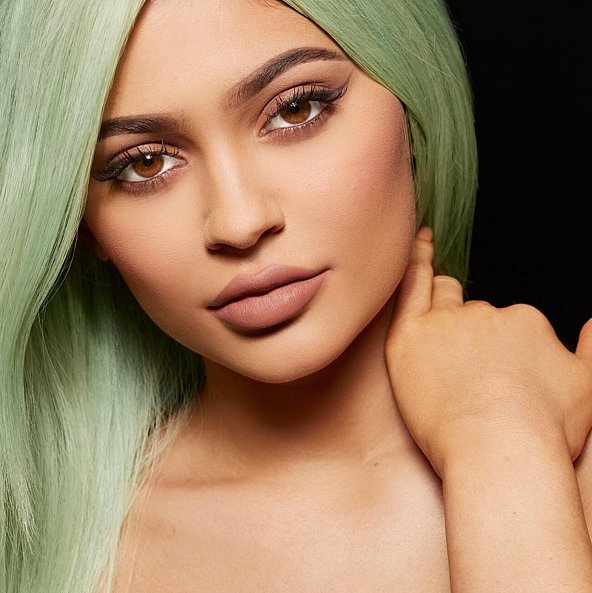كايلي جينر بأحمر شفاه وردي شاحب من مجموعتها Lip Kit