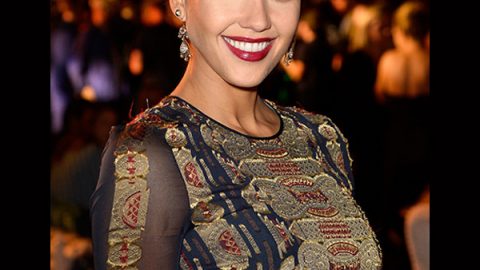 Jessica Alba بأحمر شفاه أحمر عنابي