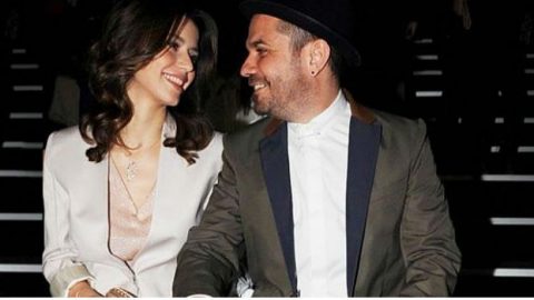 خطيب بيرين سات برفقتها ببنطال أحمر من جديد