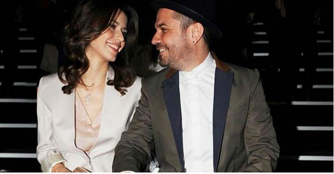 خطيب بيرين سات برفقتها ببنطال أحمر من جديد