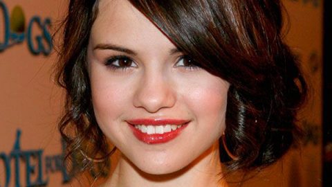 سيلينا غوميز بتسريحة شعر جانبية مع حمرة حمراء في عام 2009