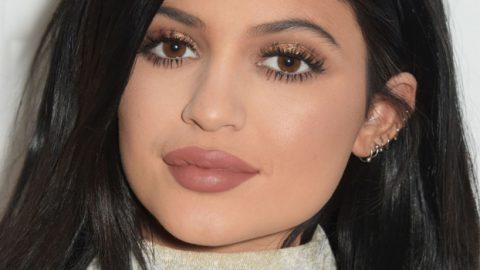 تجربة حقيقة لحمرة كايلي جينر على كل ألوان البشرة