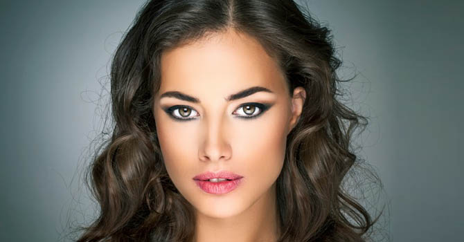 إطلالات مكياج متنوعة تناسب عينيكِ الواسعتين