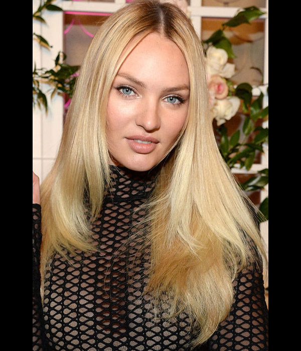 Candice Swanepoel بتسريحة شعر إنسيابية حددت ملامح وجهها
