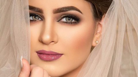 مكياج عيون دخاني مع أحمر شفاه أرجواني من إشراقة العنود لعروس الربيع