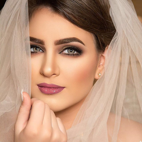 مكياج عيون دخاني مع أحمر شفاه أرجواني من إشراقة العنود لعروس الربيع
