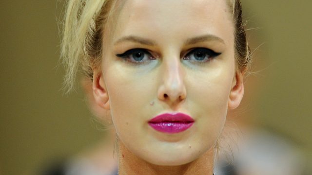 تسريحة الكعكة المرتفعة مع الأطراف الإنسيابية ربيع 2015