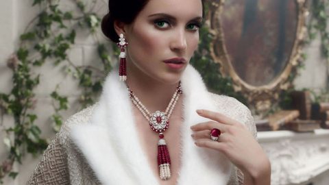 قلادات مزينة بالأهداب لمظهر متوج بالفخامة