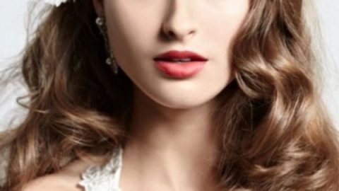 تسريحة شعر مموجة مزينة باكسسوار جانبي لعروس 2015