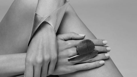 المجموعة الأخيرة لمجوهرات زها حديد قبل وفاتها تعيد إبداعات العمارة الهندسية