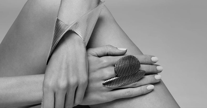 المجموعة الأخيرة لمجوهرات زها حديد قبل وفاتها تعيد إبداعات العمارة الهندسية