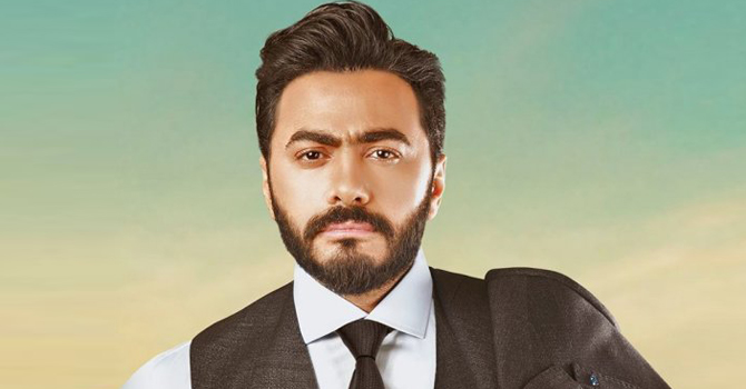 تامر حسني أول فنان عربي يحصل على بصمة الأيدي والأرجل في هوليوود