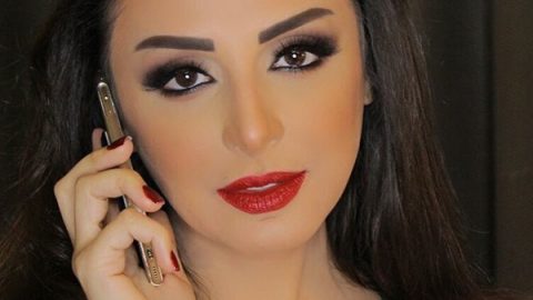 أنغام بمكياج عيون دخاني مع احمر شفاه احمر من زينة النجار