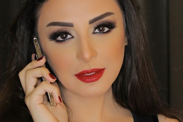 أنغام بمكياج عيون دخاني مع احمر شفاه احمر من زينة النجار