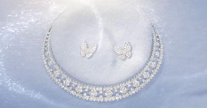 نسقي طقم مجوهراتكِ من فان كلايف أند أربيلز لإطلالة رأس السنة 2015