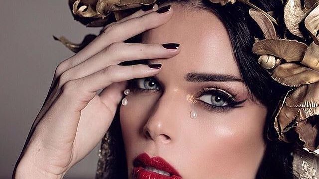 اي لاينر مزدوج مع ظلال ميتاليك واحمر شفاه احمر لسهرات صيف 2015