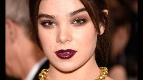 hailee steinfeld بأحمر شفاه أرجواني داكن في حفل met gala 2016