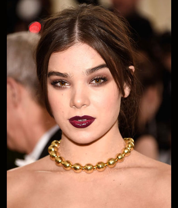 hailee steinfeld بأحمر شفاه أرجواني داكن في حفل met gala 2016