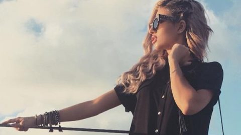 العارضة روز بتسريحة شعر مموجة مع جدائل جانبية