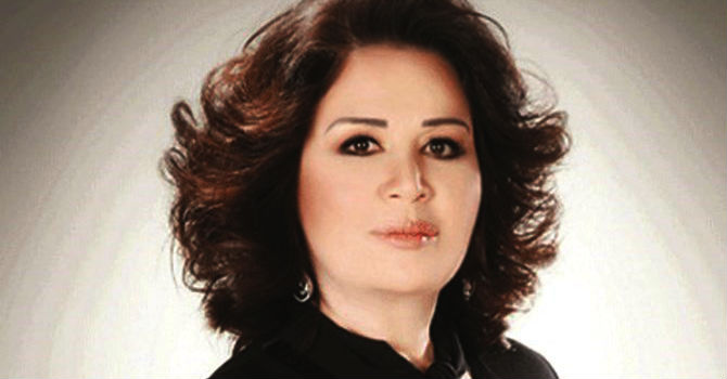 الهام شاهين تتخلى عن شعرها من أجل الفن