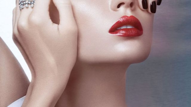 ظلال جفون ميتاليك مع أحمر شفاه أحمر من ديور 2015