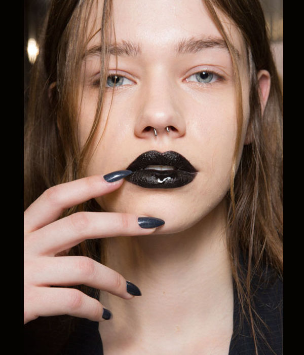 أحمر شفاه أسود من VIVIENNE WESTWOOD خريف 2016