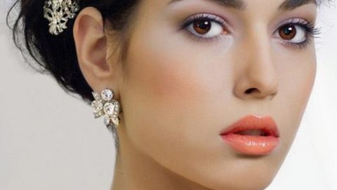 مكياج عيون هادئ مع أحمر شفاه برتقالي فاتح لعروس 2015