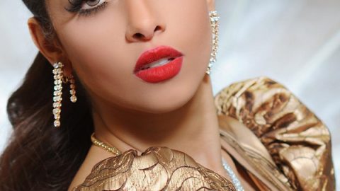 النجمة بلقيس فتحي بمكياج عيون ميتاليك مع أحمر شفاه أحمر بتوقيع ألاء دشتي