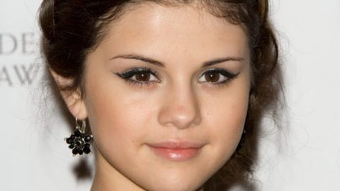 سيلينا غوميز بتسريحة الجدائل الجانبية ومكياج عيون القطة وشفاه طبيعية في عام 2008