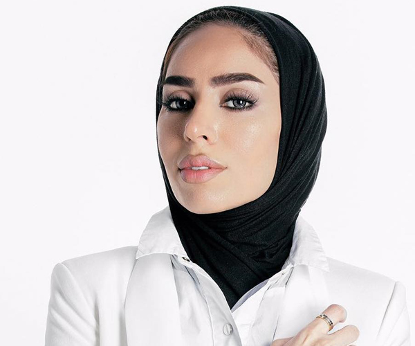 الفاشينيستا فاطمة العوضي بعدسات لاصقة ملونة