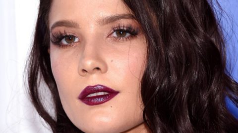 halsey machiaj بتسريحة شعر مموجة وحمرة شفاه أرجوانية أومبري في حفل MTV 2016