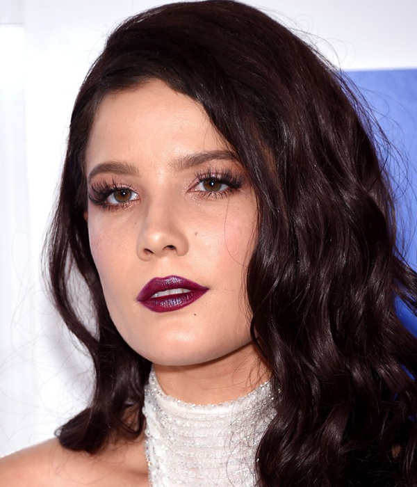 halsey machiaj بتسريحة شعر مموجة وحمرة شفاه أرجوانية أومبري في حفل MTV 2016